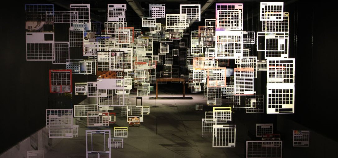 Na Casa Firjan, instalação artística "Tempo-Revés", de Lucas Dupin, desafia a compreensão do tempo