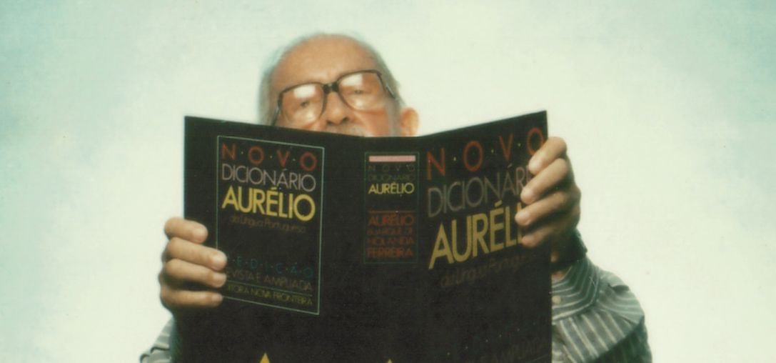 Casa Firjan celebra o legado do dicionarista que oficializou a língua falada com a exposição “Palavras que Voam: Acervo Aurélio Buarque de Holanda” 